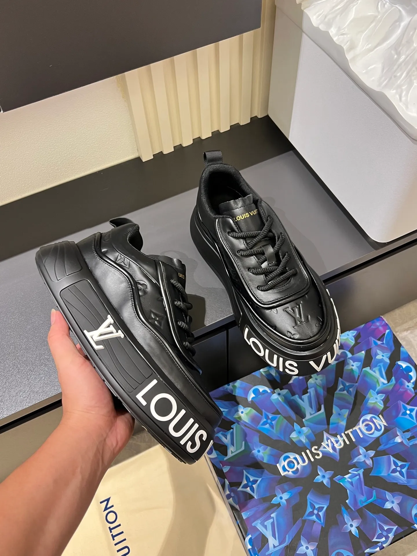 p560 "LOUI* VUITTO*" popular men's casual shoes, genuine development in Italy💯Purchase level quality✔️The upper is made of official website material first-layer cowhide, comfortable and soft sheepskin feet⚡️Fashionable and versatile. The toe last shape is firm and full, and the soles are made from LV original molds and can be freely entered and exited the counter. They are light and comfortable on the foot~purely handmade, details determine the quality! Size:39-44, (38.45 customized)